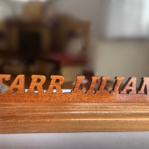 Fa névtábla "TARR LILIAN" felirattal.