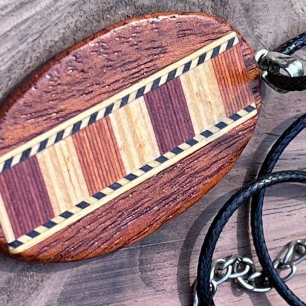 Fából készült intarsia mintázatú nyaklánc